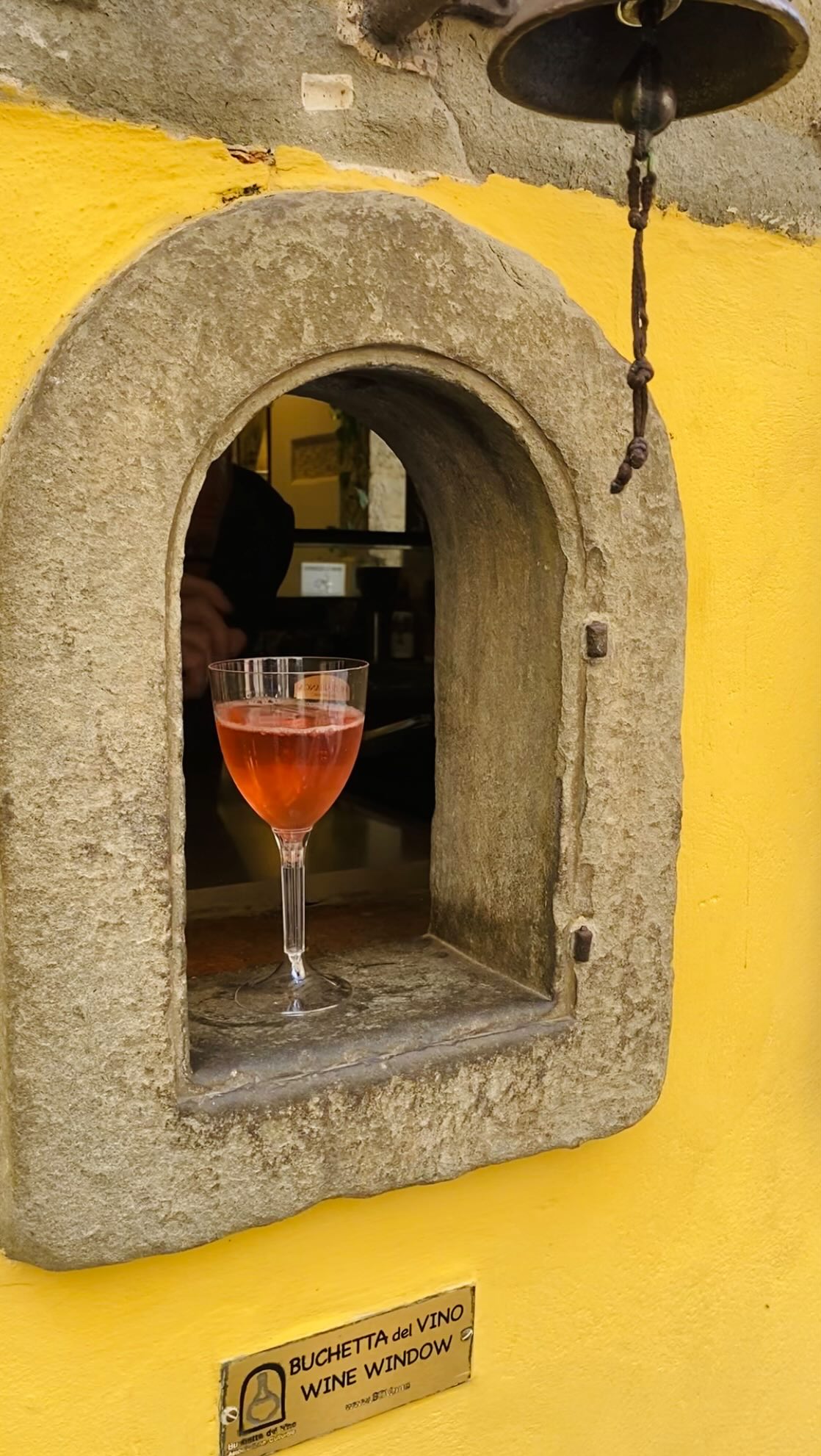 “Excuse me… Where can I find a wine window?” This is the question every tour guide hears (a lot)
They’re called buchette del vino, and they’re one of Florence’s most charming quirks. It’s the Florence’s version of UberEats in the 1500s! No middlemen, just a noble family passing you a nice Chianti through a hole in the wall!
👑 Created in the 1500s by noble families to sell wine directly from their palaces — knock on the tiny door, hand over your fiasco of wine, and voilà!
🦠 They reopened during times of plague (yes, including COVID) for safe, contactless wine service. Smart and stylish, right?
🍷 Some are still active today — and yes, you can get a glass of wine from one.
📍 Want to find them? Try this quick city walk (one of those is active!) :
Via delle Belle Donne, 2
Piazza Antinori (Palazzo Antinori)
Via del Giglio, 21
Via dell’Ariento, 21
Via dei Servi, 15
Borgo Pinti, 24
✨ Florence is full of Renaissance wonders… but sometimes, it’s the smallest things that capture our imagination. Save this for your next visit!