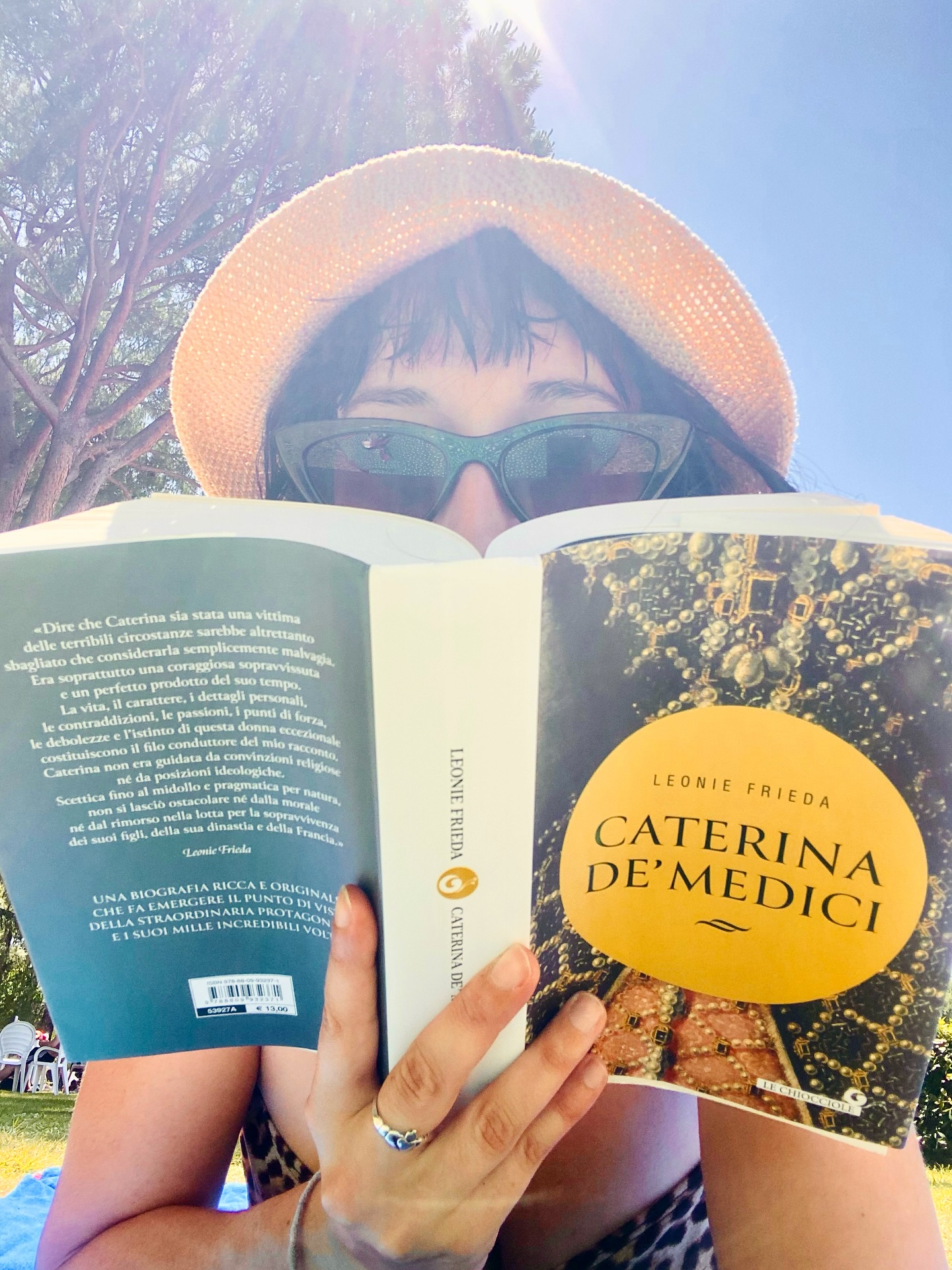 🦀Birthday day off: just me, the
pool, and Queen Catherine plotting 🔮🌙