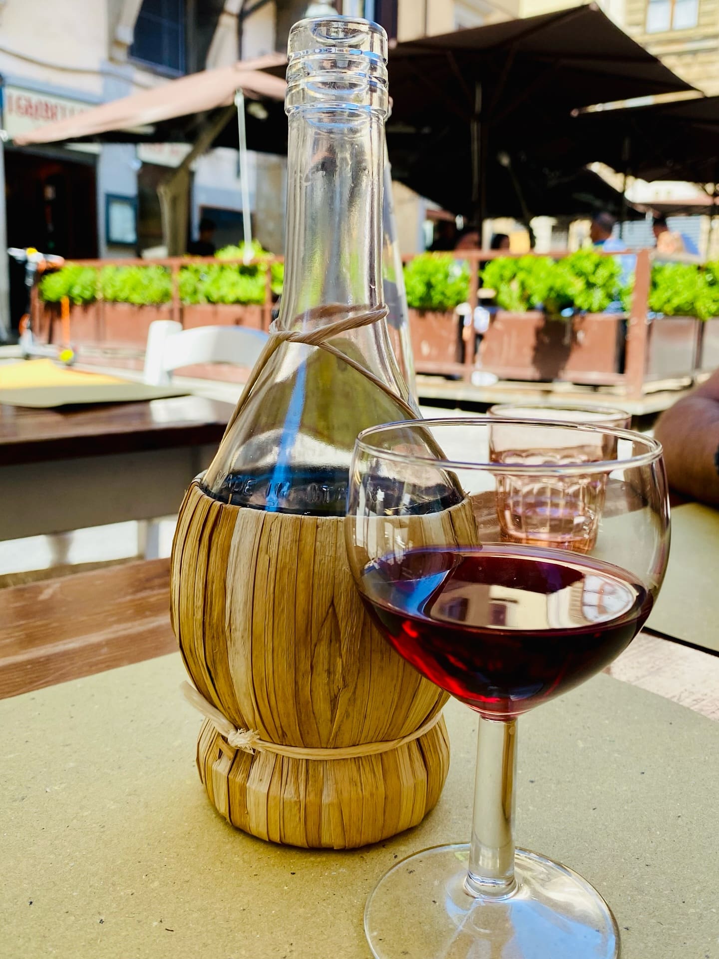Did you know the curious story of the Tuscan “fiasco” 🍷?
You’ve probably seen those round wine bottles wrapped in straw at the bottom —
In Tuscany, they’re called fiaschi, and they’ve been part of our wine culture for centuries!
👉 The fiasco was a practical solution for wine storage and transport: its round shape made it stable and the straw cover protected it from bumps and temperature changes.
✨ It is usually used for the Chianti table wine, and you’d see them on tables across Italy.
But here’s a fun twist: in Italian, "fare fiasco" means… to fail! 😅
🎭 The phrase comes from 19th-century theater slang — when a performance flopped, they’d say it “made a fiasco,” perhaps because the actors drowned their sorrows in wine! Despite the flop, the actor would still be paid — sometimes with a fiasco of wine. So, even if the performance was a disaster, at least they got the wine!
🇬🇧 But in English? It was borrowed from Italian but it no longer has anything to do with wine! 🍷❌ It means an embarrassing failure right?
So next time you hear “fiasco,” just remember: Better an Italian fiasco then your fiasco! :)