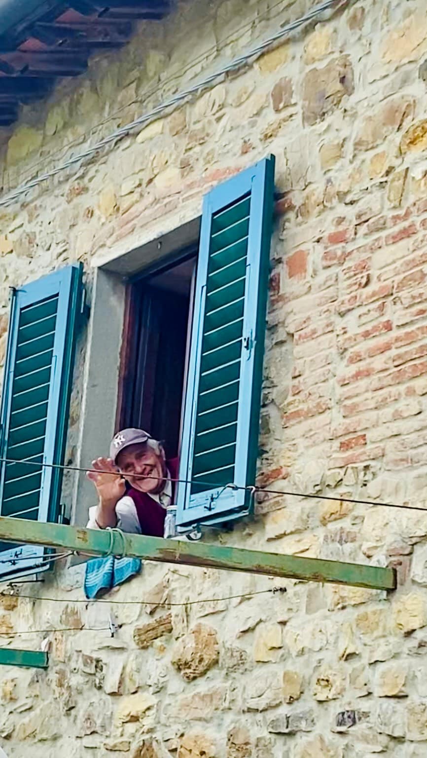 Another day in Chianti 🍷
Sure, it’s easy to visit the big, famous wineries… but finding yourself welcomed in a place that feels like your grandma’s house? That’s something else. 💛
I spend my winters scouting out the most special spots, so when you come you’ll be welcomed like family, with open arms and a big smile. 🌿🍇
Have you ever been to Chianti?