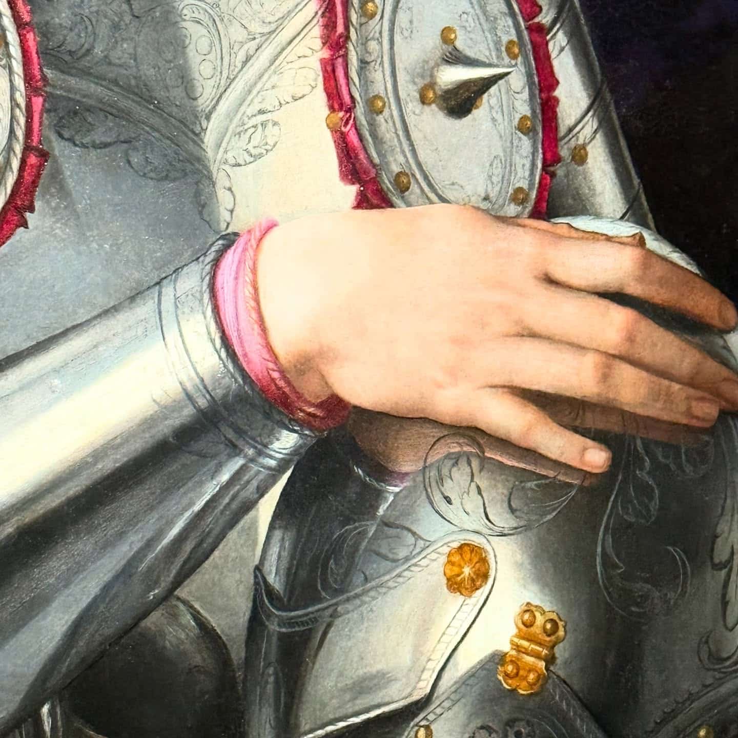 I noticed this detail only a few days ago 🪞✨
I see this work every day, but I had never really looked at it closely. The reflection of a hand on Cosimo I’s helmet is still there, centuries later. Some artworks are so familiar that we stop observing them.
They remind you that looking carefully takes time—and practice.

Have you ever noticed it? 🤯

Cosimo I - Bronzino - 1545