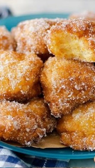 Yesterday we celebrated St. Joseph’s Day, and right now in Florence you’ll see a special seasonal treat everywhere: *frittelle*! These fried sweets date back to the Middle Ages, when they were made to celebrate St. Joseph and shared during festivities. Today, the Florentine version (frittelle di riso) is soft, lightly sweet, and only around for a short time.

If you haven’t already, grab some from a local bakery before they disappear 😊