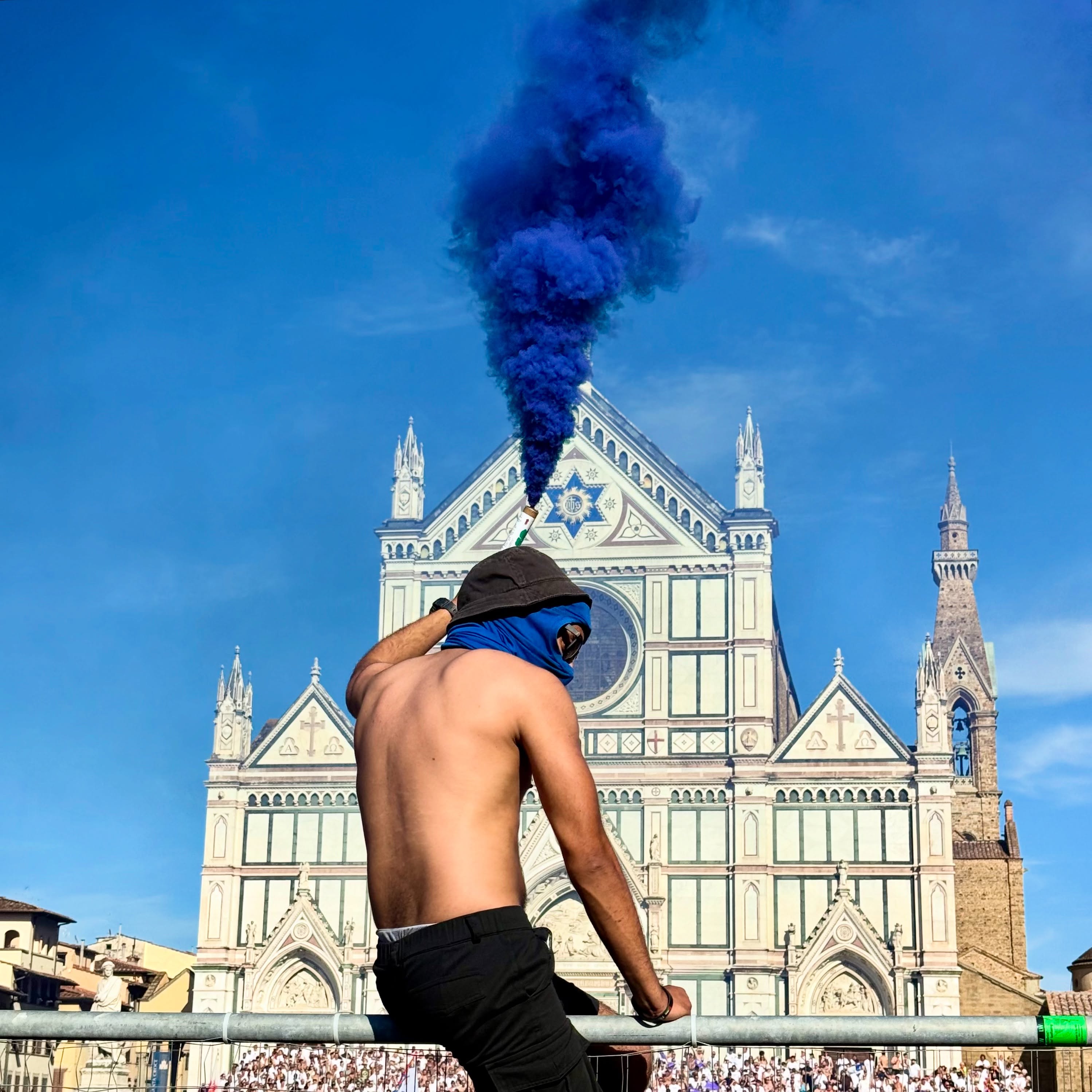 Every time I ask myself how something can be so crazy and so beautiful at the same time.
Sicuramente questa è una di quelle poche cose che restano ai local.

“La curva unnè i’ posto pe’ codesto zainetto” (the curva isn't the place for that backpack) 

“Se ttuvvoi fa le foto tuvvai in tribuna” (if you're here just for photos, the tribuna is over there)

“I’ fiore l’è mio! me l'ha lanciato il mi' omo” (thats’ mine my man gave me that flower) 

Bisogna avécci pazienza, siamo fatti così, maledetti toscani. Love us or hate us. 

Volete vederlo? It's worth it. Passion. Pride. Belonging.
Tutti dovrebbero viverlo almeno una volta.

#PicchiaAzzurro
Tickets available from tomorrow. Per info, DM us.
@sunflorencetours