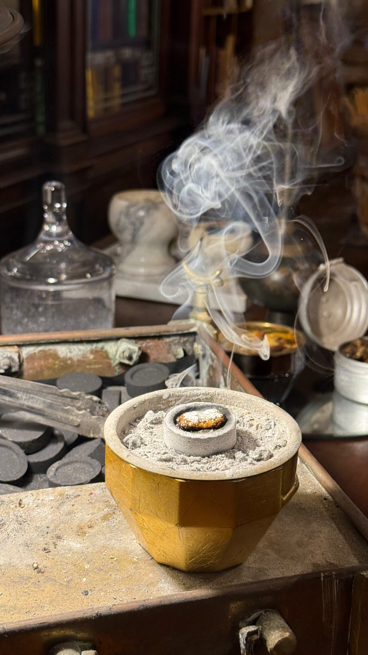 Ehii!! Do you maybe know what Florentine commesso is?
What about scagliola? Can you tell the difference between full-grain leather and suede?
And do you know what the word perfume really means?
No? Then come with us!!! ✨

Discover Florence through the hands of its artisans: traditional techniques, precious materials, hidden workshops and stories passed down through generations.

Join our Artisans Tour and experience the creative soul of Florence 🧡