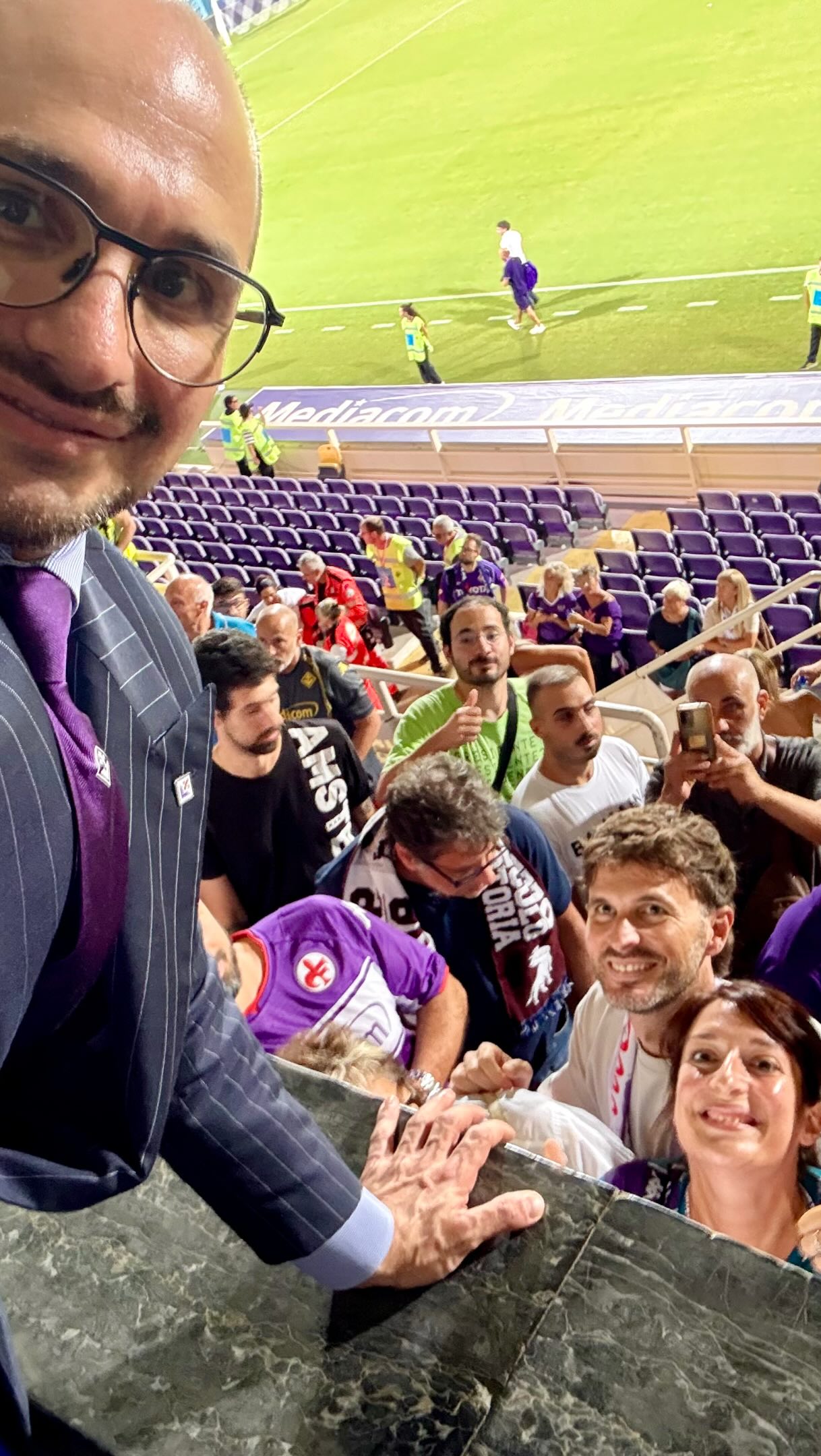 Goalkeepers: Francesco Toldo, Sébastien Frey, Gianmatteo Mareggini.
Defenders:Dario Dainelli, Manuel Pasqual, Moreno Torricelli, Massimo Gobbi, Tomáš Ujfaluši, Gonzalo Rodríguez.
Midfielders:David Pizarro, Angelo Di Livio, Martin Jørgensen, Sandro Cois, Borja Valero, Mauro Bressan, Marco Donadel.
Forwards:Giuseppe Rossi, Adrian Mutu, Luca Toni, Giampaolo Pazzini, Francesco Flachi, Gabriel Omar Batistuta, Roberto Baggio, Nuno Gomes, Franck Ribéry.
Coach:Cesare Prandelli.

And then Totti, Candela, Zanetti, Candreva all in the same pitch! Am I dreaming? ⚽️✨⭐️

#fiorentina #centenario #batistuta #oldglories #soccerhistory